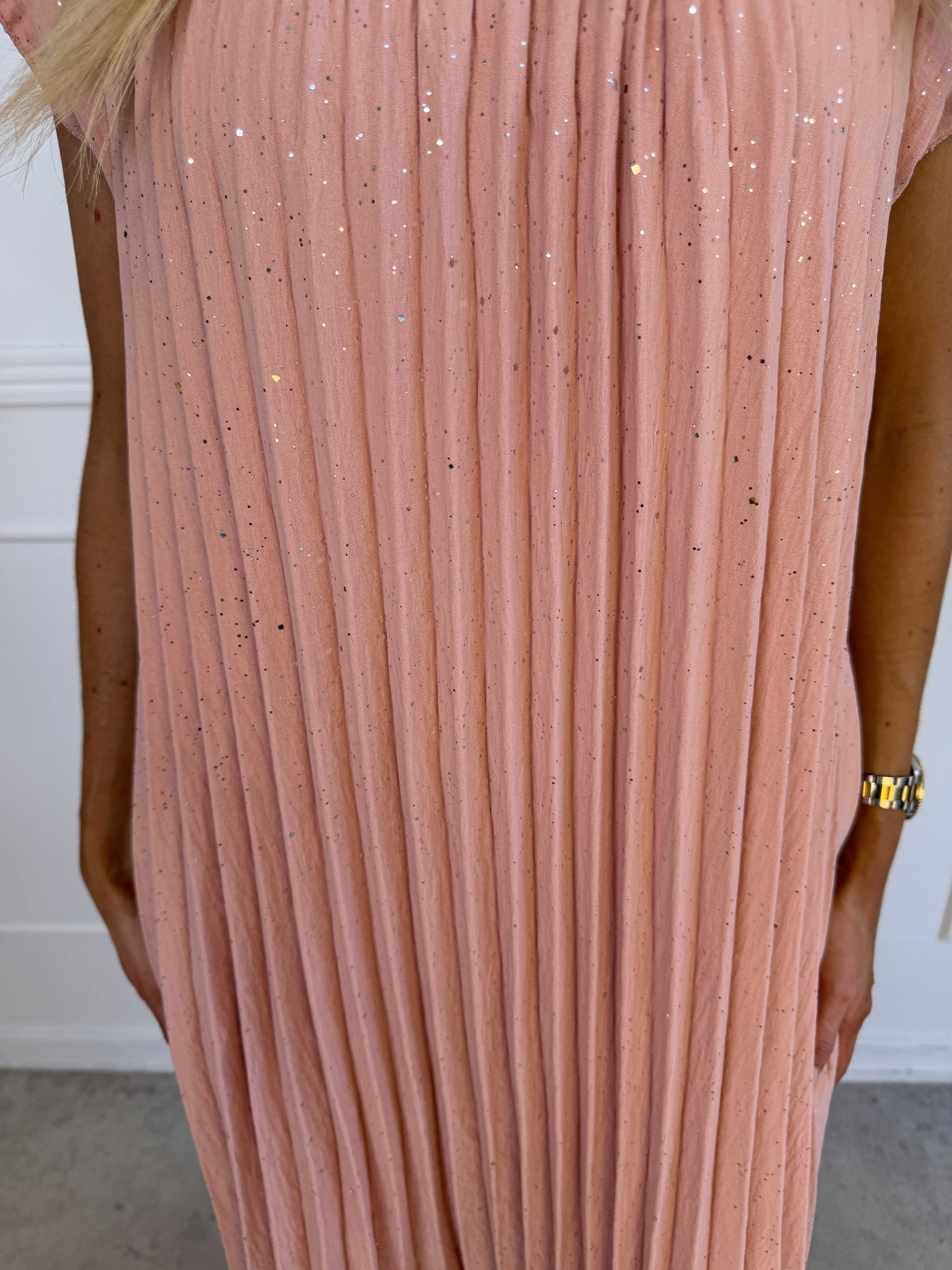 Nancy Glitter - Lang plus size kjole med plisseringer og lommer